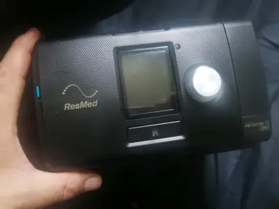 Máquina CPAP portátil ResMed con accesorios - miniatura 1