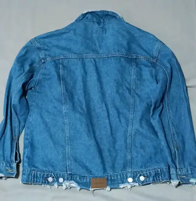 Chaqueta de mezclilla desgastada para mujer - miniatura 2