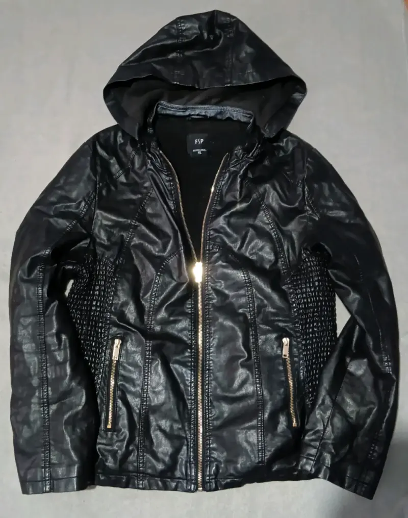 Chaqueta de cuero sintético negra con capucha - 1