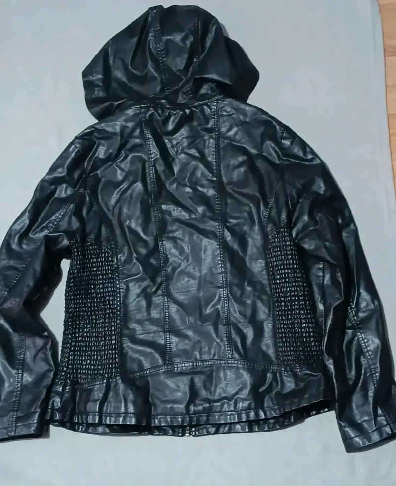 Chaqueta de cuero sintético negra con capucha - 3