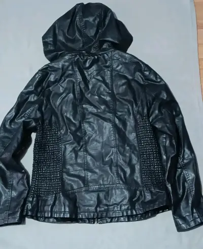 Chaqueta de cuero sintético negra con capucha - miniatura 3