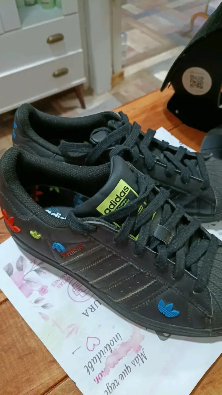 Zapatillas Adidas negras con detalles coloridos - 1