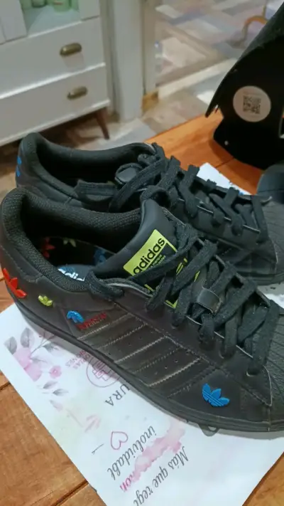 Zapatillas Adidas negras con detalles coloridos - miniatura 1