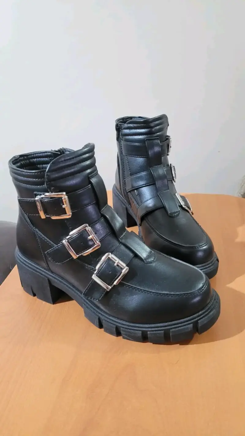 Botines negros con hebillas metálicas - 1