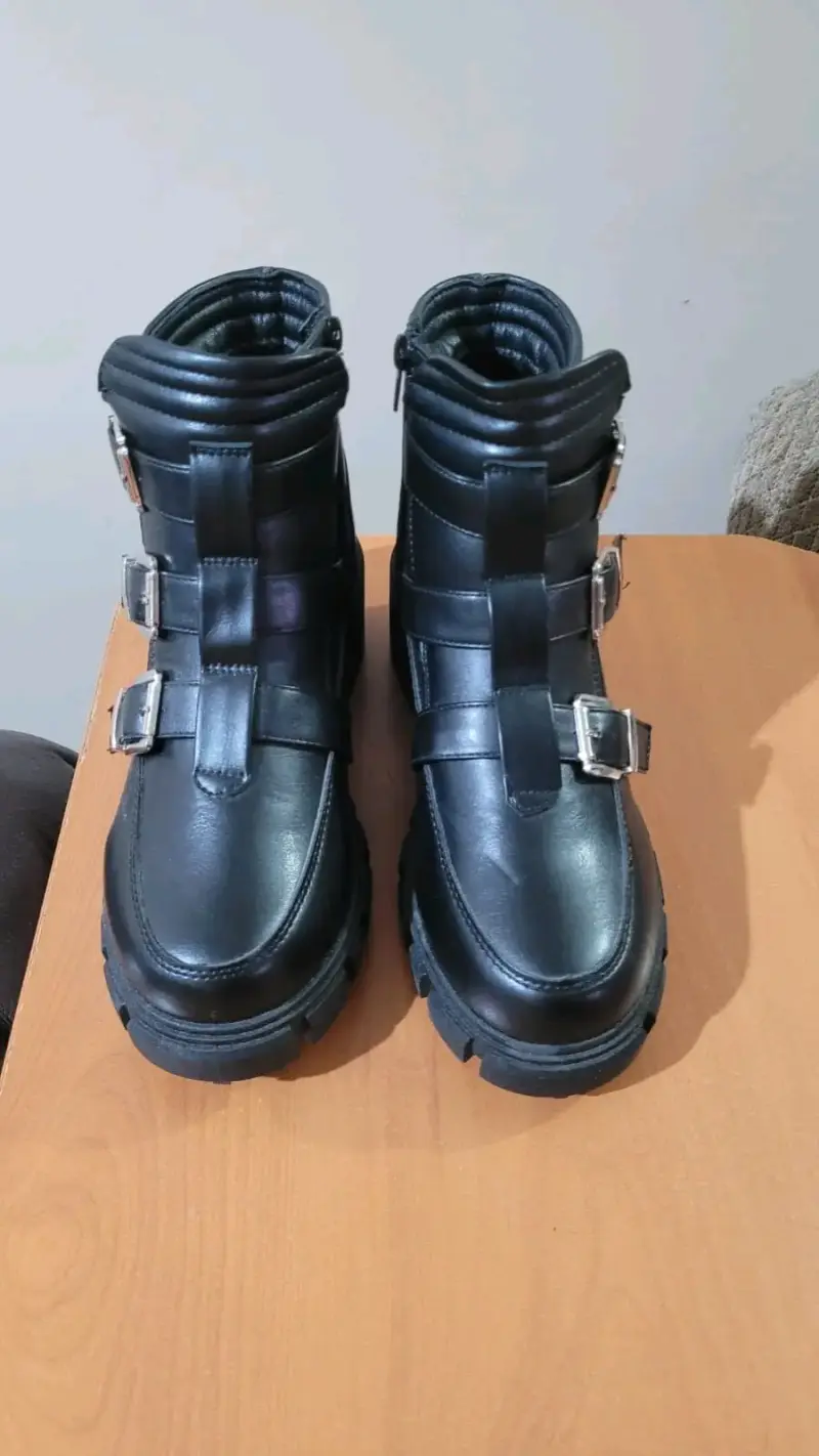 Botines negros con hebillas metálicas - 2