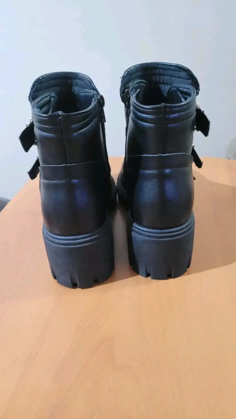 Botines negros con hebillas metálicas - 3