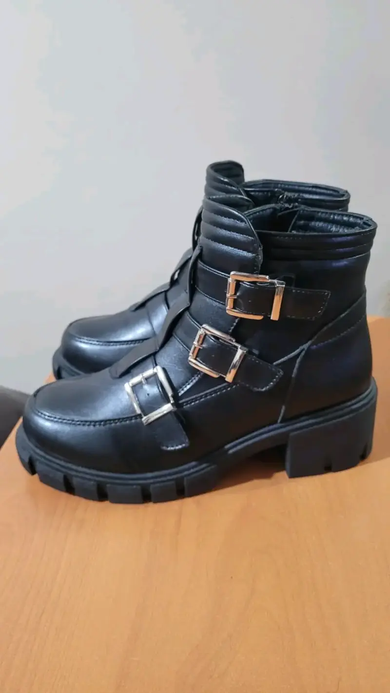 Botines negros con hebillas metálicas - 4