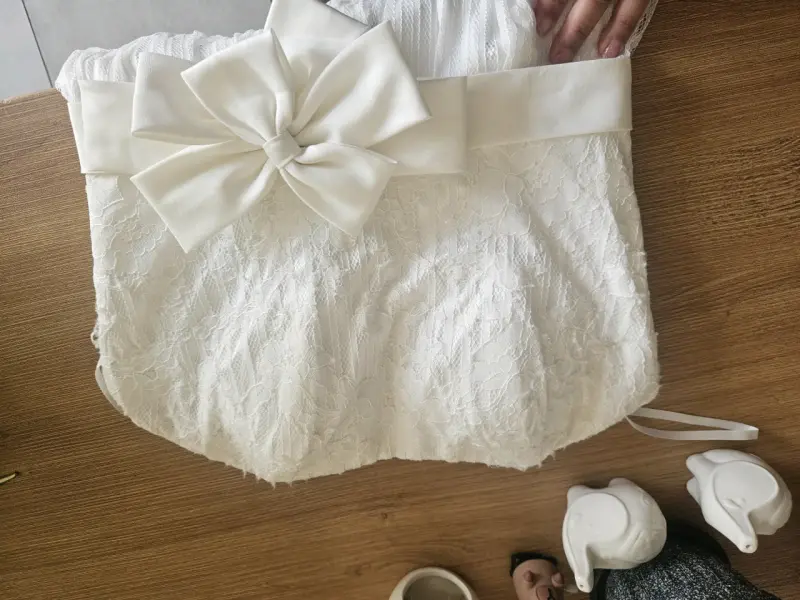 Vestido blanco con encaje y lazo - 3