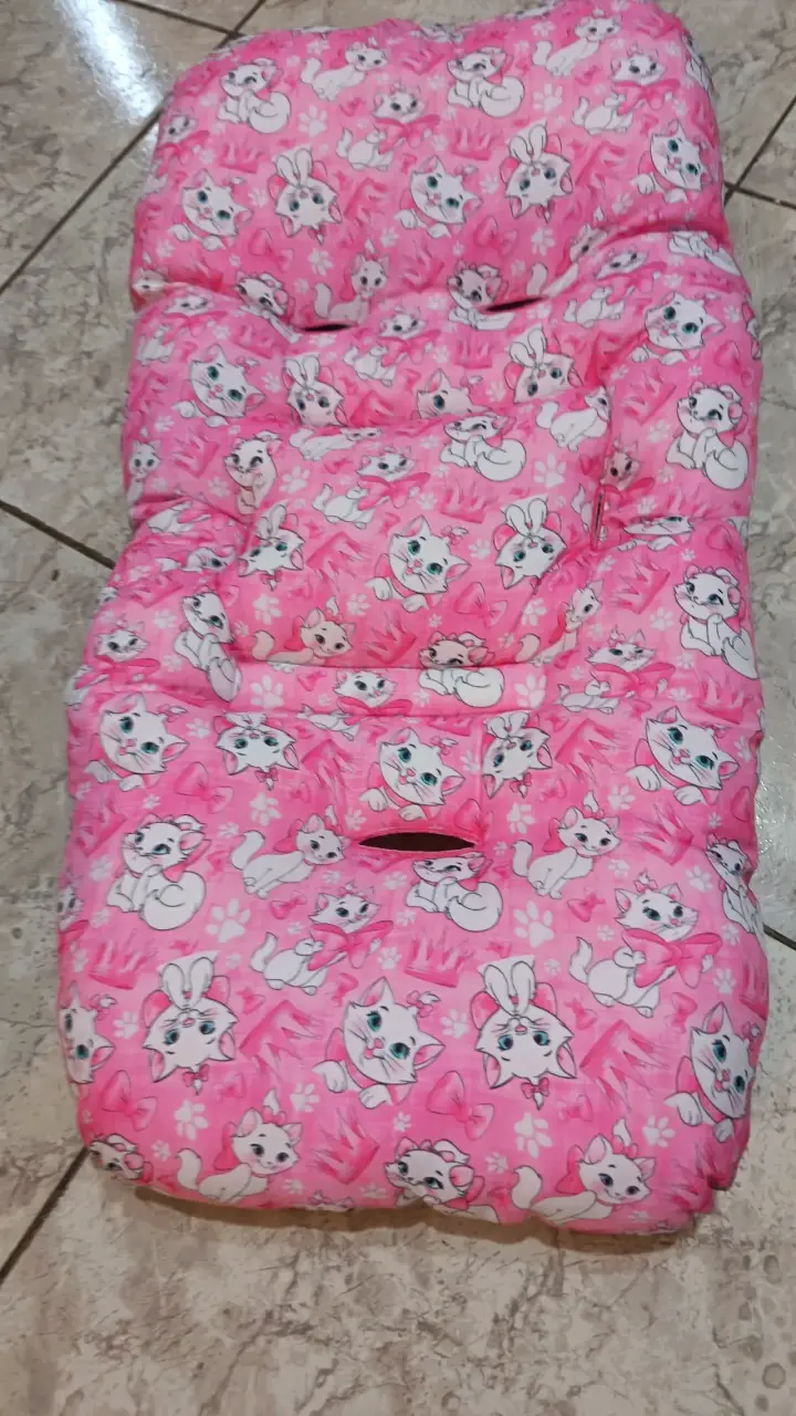 Cojín acolchado infantil rosa con diseño de gatos - 1