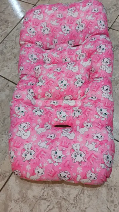 Cojín acolchado infantil rosa con diseño de gatos - miniatura 1