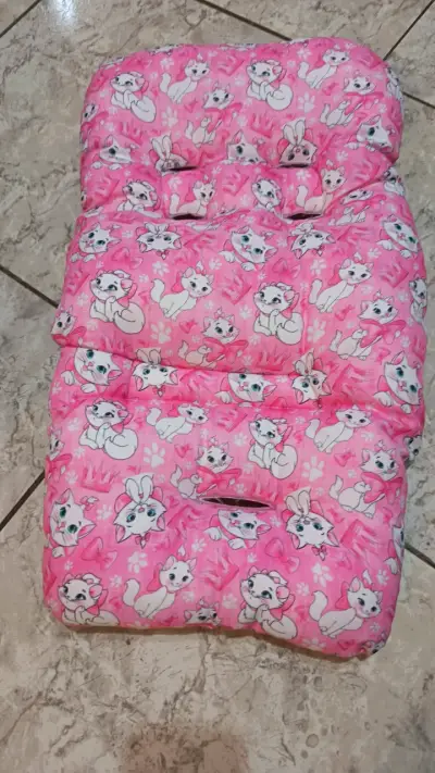 Cojín acolchado infantil rosa con diseño de gatos - miniatura 2