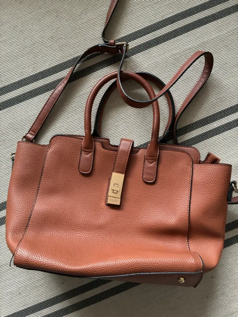 Bolso de cuero marrón con correa ajustable - 1