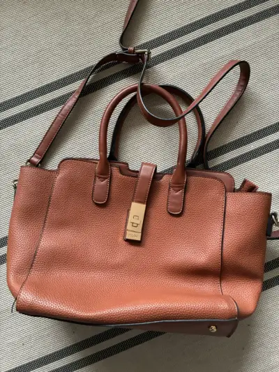 Bolso de cuero marrón con correa ajustable - miniatura 1