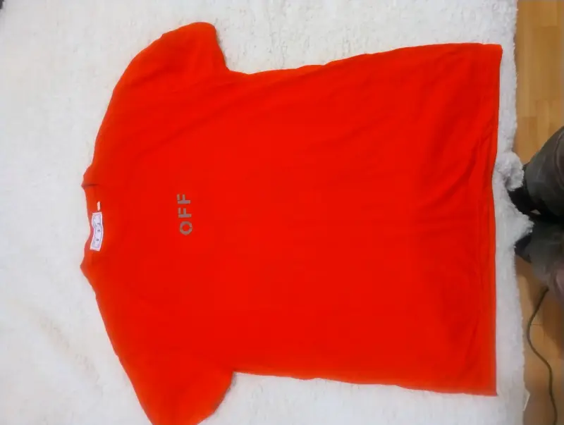 Polera roja con diseño OFF