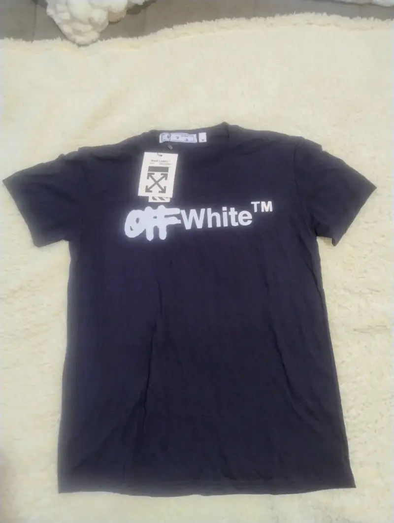 Polera negra Off-White con logo