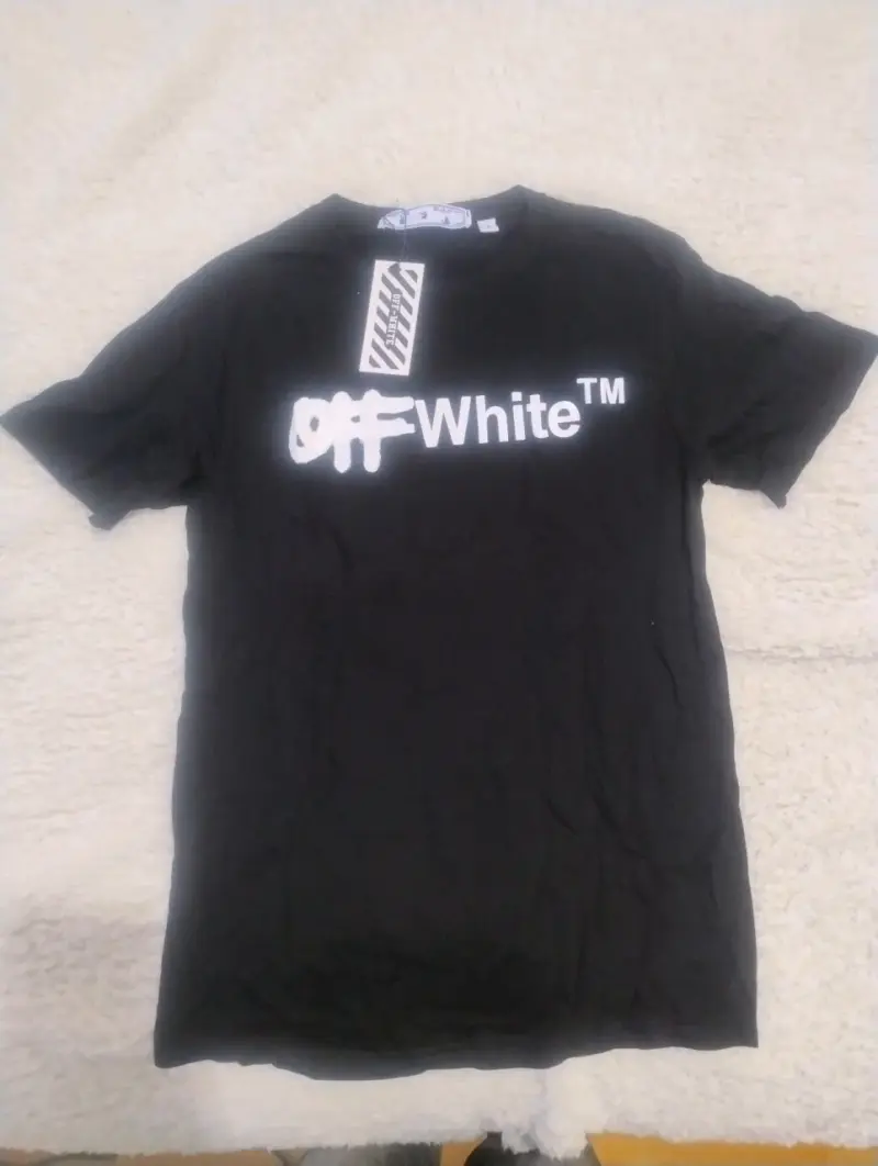 Polera negra Off-White con logo