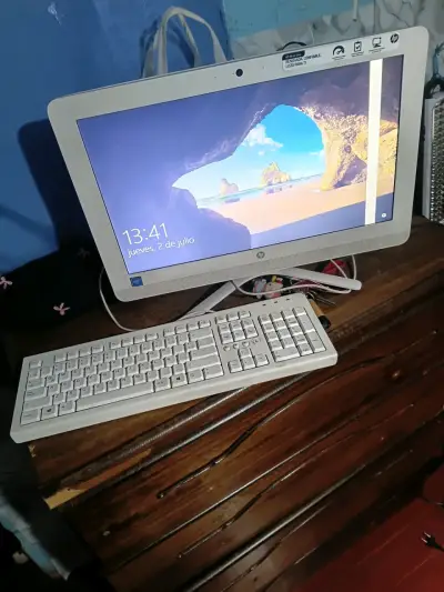 Computador Todo En Uno HP con Teclado y Mouse - miniatura 1