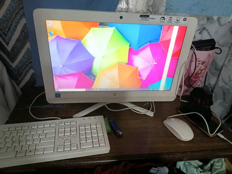 Computador Todo En Uno HP con Teclado y Mouse - 2