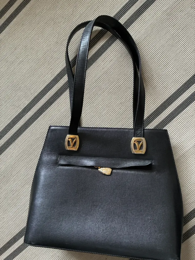 Elegante cartera de cuero negro con detalles dorados - 1