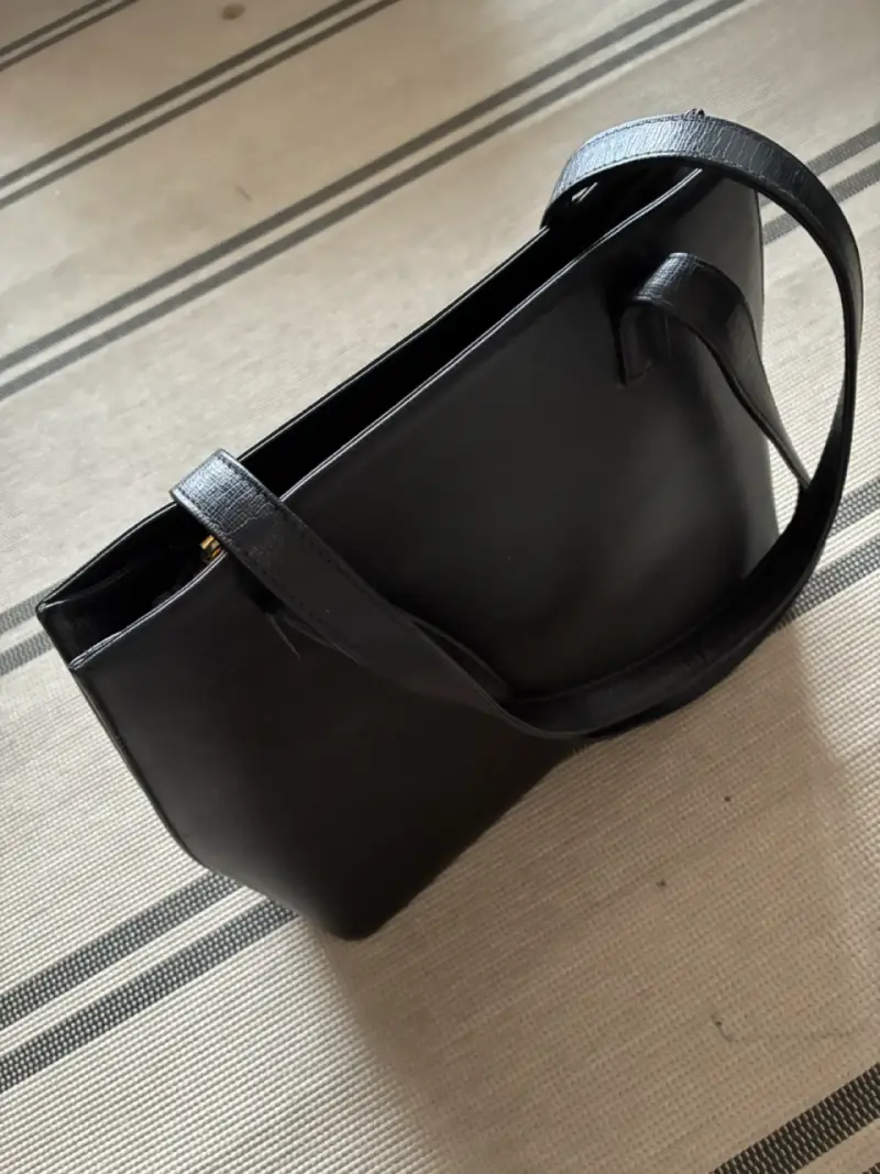 Elegante cartera de cuero negro con detalles dorados - 2