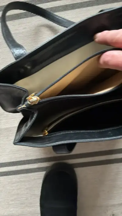 Elegante cartera de cuero negro con detalles dorados - miniatura 3