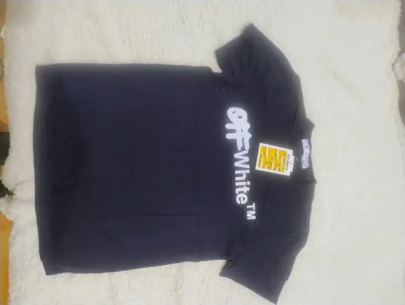 Polera negra Off-White con logo