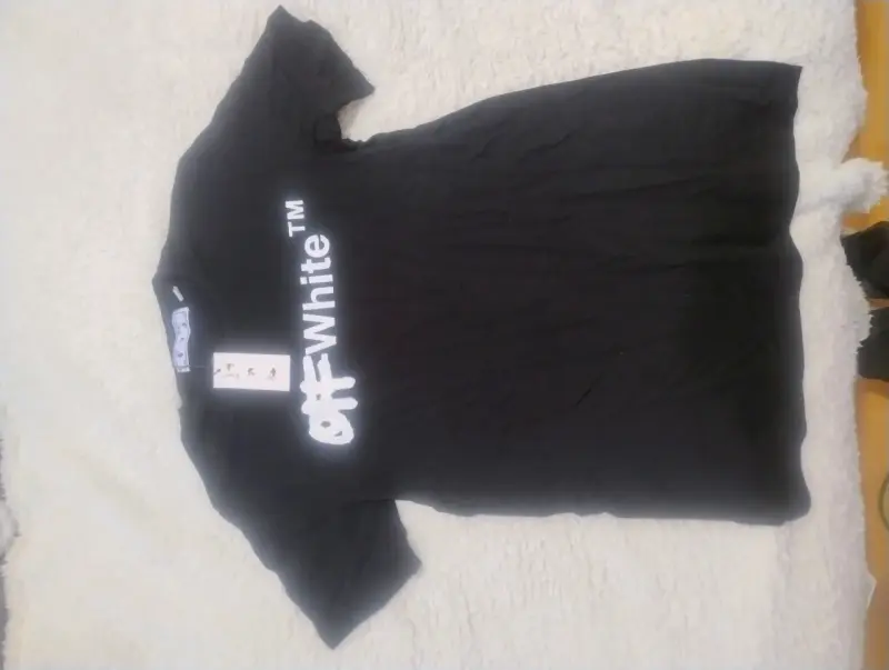 Polera negra Off-White con logo