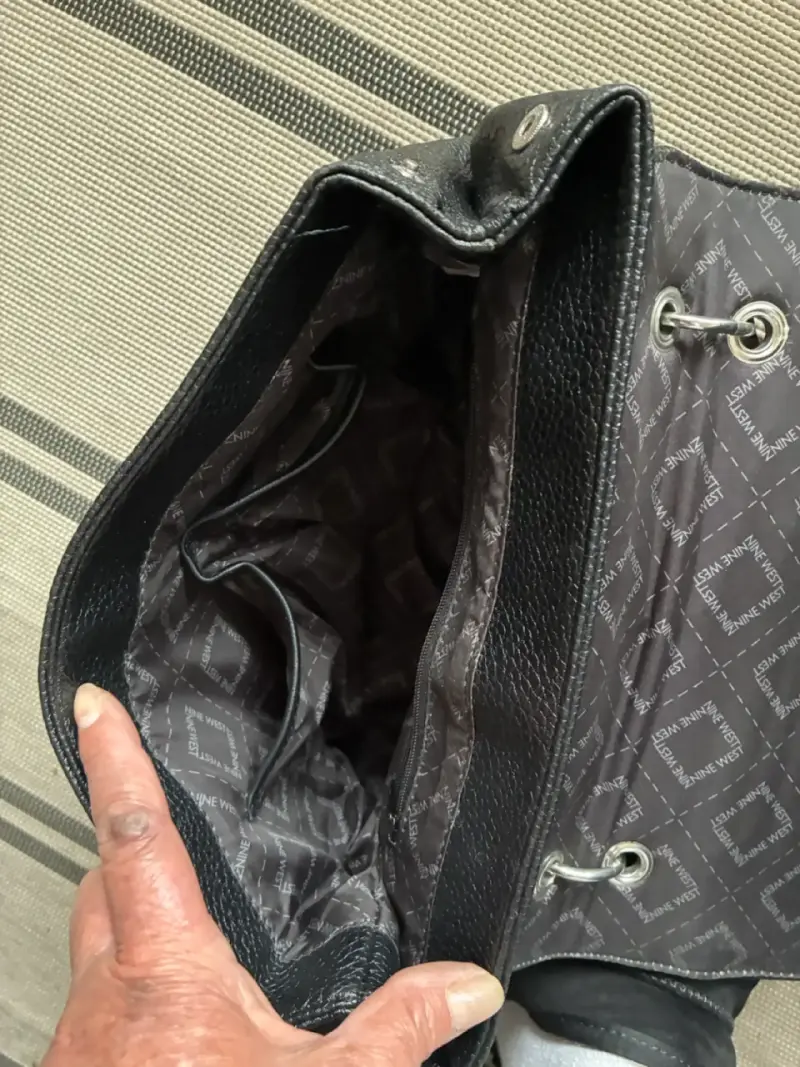 Cartera de cuero negra Nine West con correa ajustable - 2