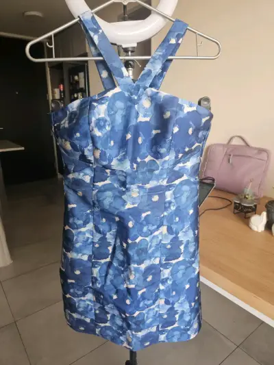 Vestido corto azul con estampado floral - miniatura 1