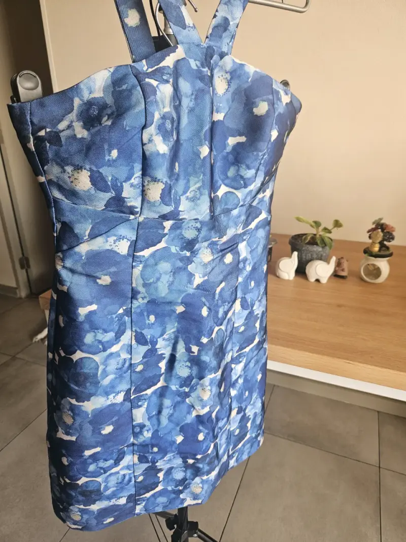 Vestido corto azul con estampado floral - 2