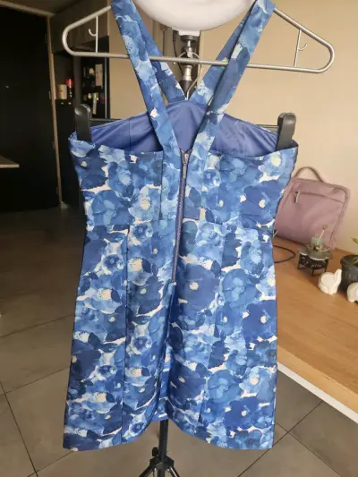 Vestido corto azul con estampado floral - miniatura 4
