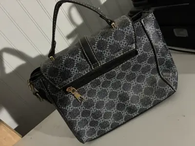 Bolso de mano elegante con diseño geométrico - miniatura 2
