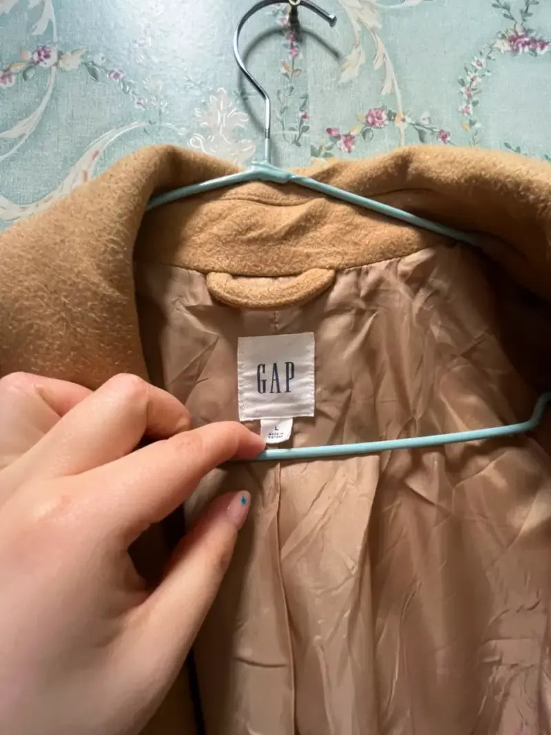 Abrigo camel GAP para mujer en buen estado - 3