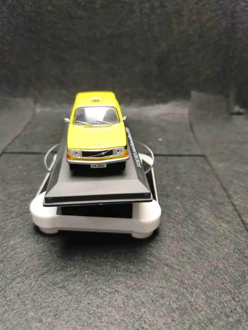 Modelo a escala de taxi amarillo Volvo+ base girat - 1
