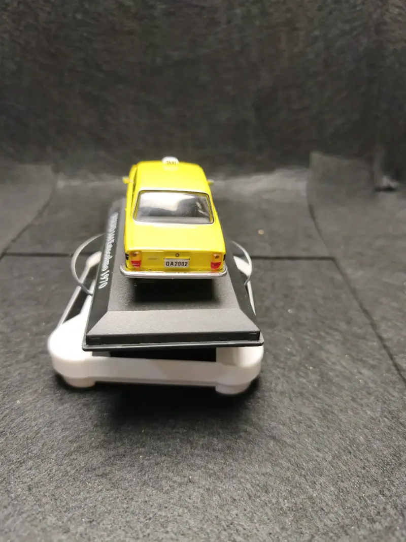 Modelo a escala de taxi amarillo Volvo+ base girat - 2