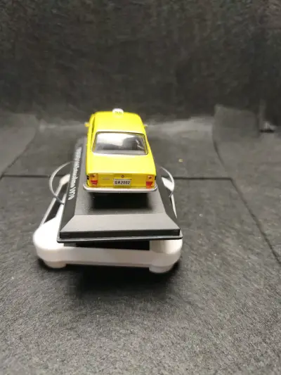 Modelo a escala de taxi amarillo Volvo+ base girat - miniatura 2