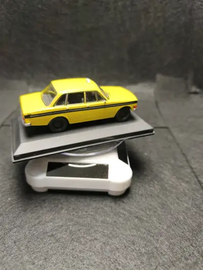 Modelo a escala de taxi amarillo Volvo+ base girat - miniatura 4