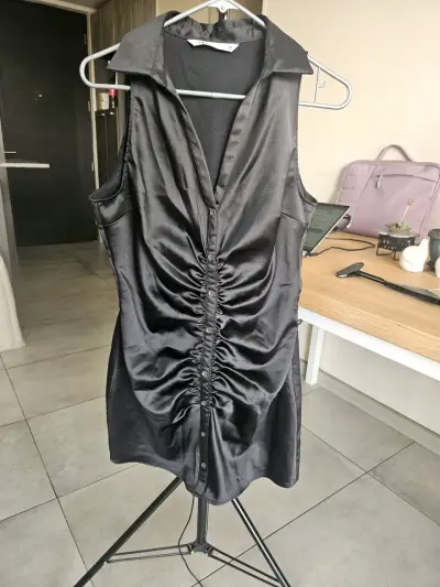 Vestido negro de fiesta con fruncido elegante - miniatura 2