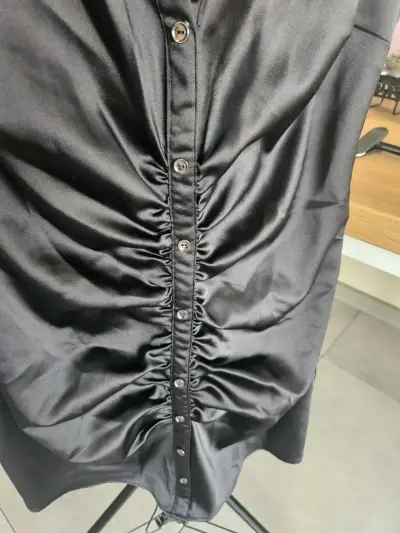Vestido negro de fiesta con fruncido elegante - miniatura 3