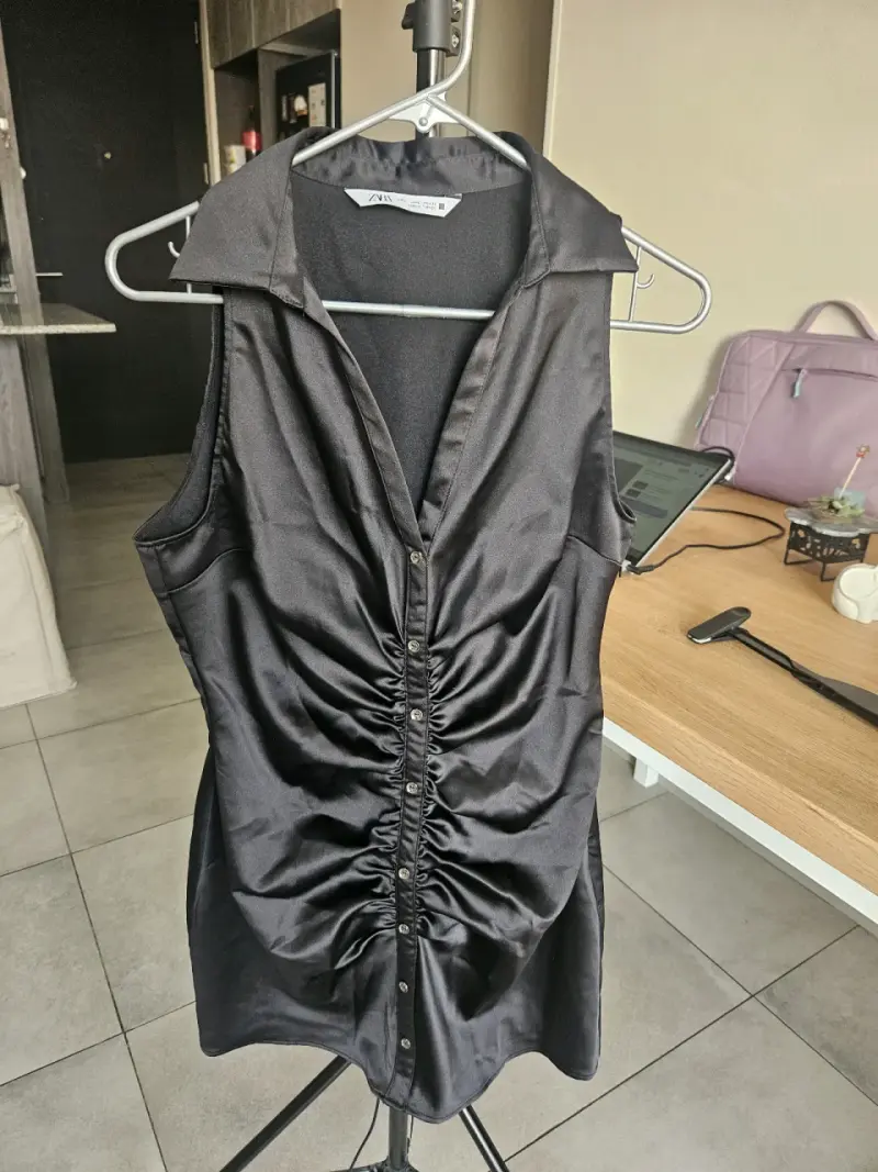 Vestido negro de fiesta con fruncido elegante - 4