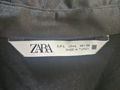 Vestido negro de fiesta con fruncido elegante - miniatura 5