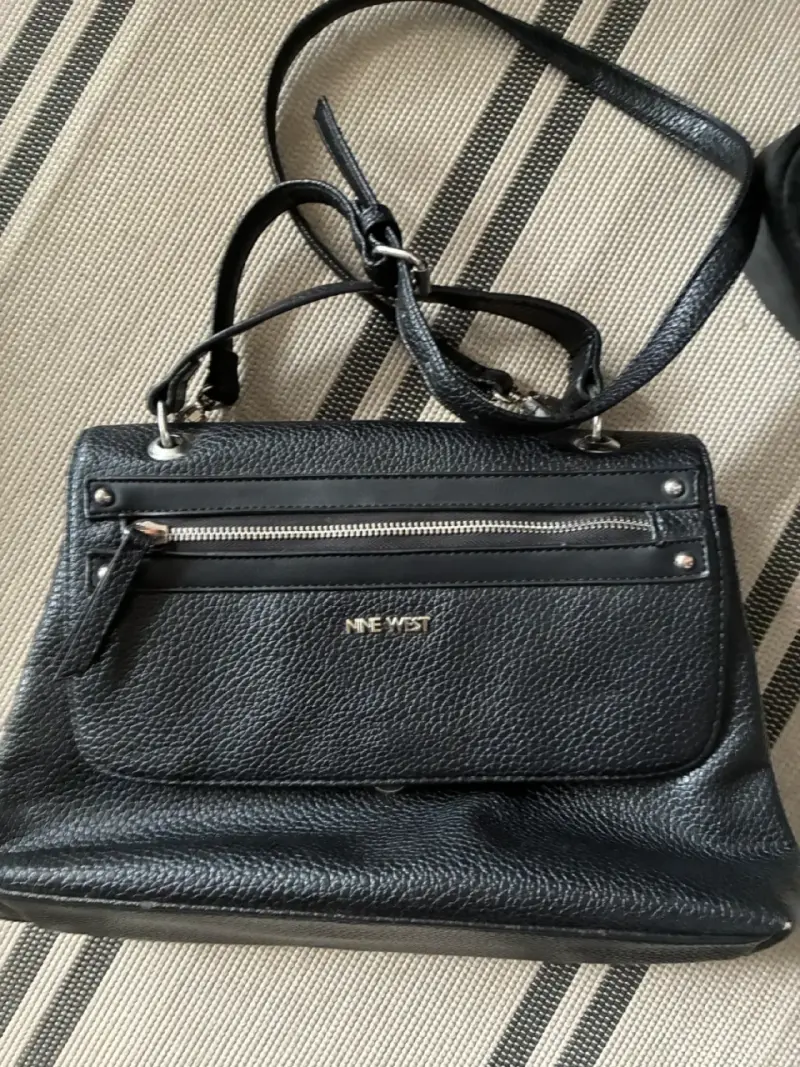 Cartera de cuero negra Nine West con correa ajustable - 1