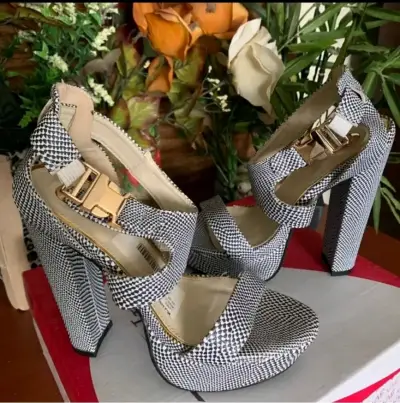 Sandalias de tacón alto con diseño a cuadros - miniatura 1