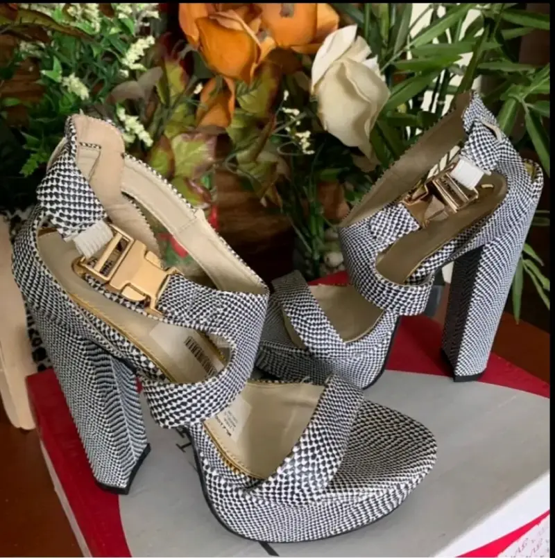 Sandalias de tacón alto con diseño a cuadros - 2