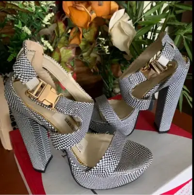 Sandalias de tacón alto con diseño a cuadros - miniatura 2