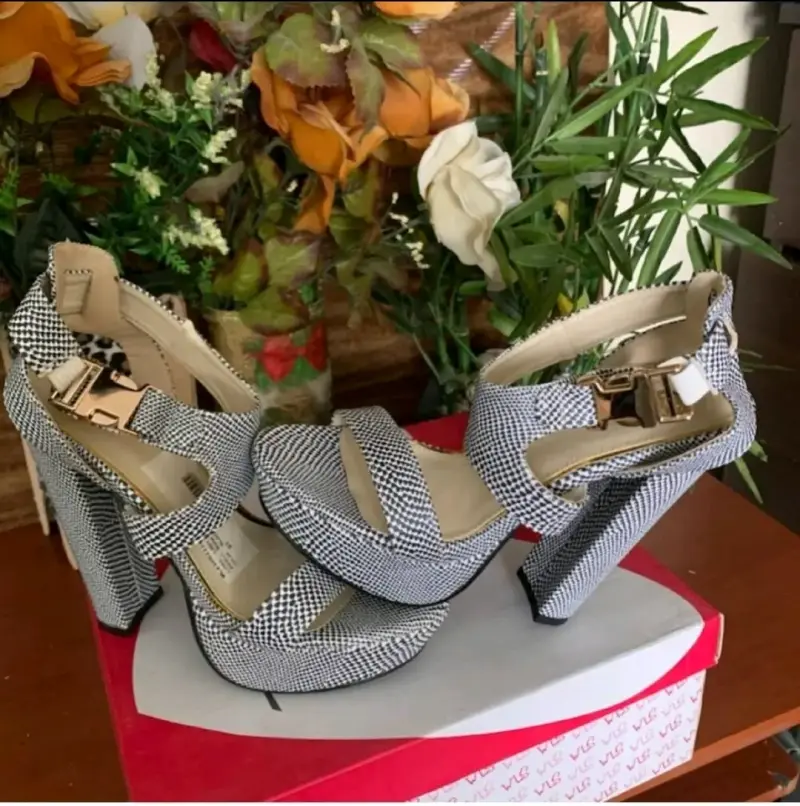 Sandalias de tacón alto con diseño a cuadros - 4