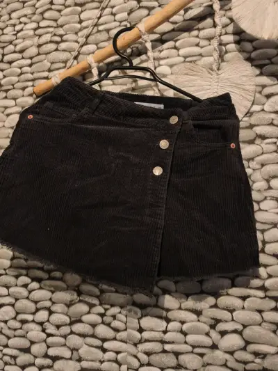 Falda short negra con botones - miniatura 1
