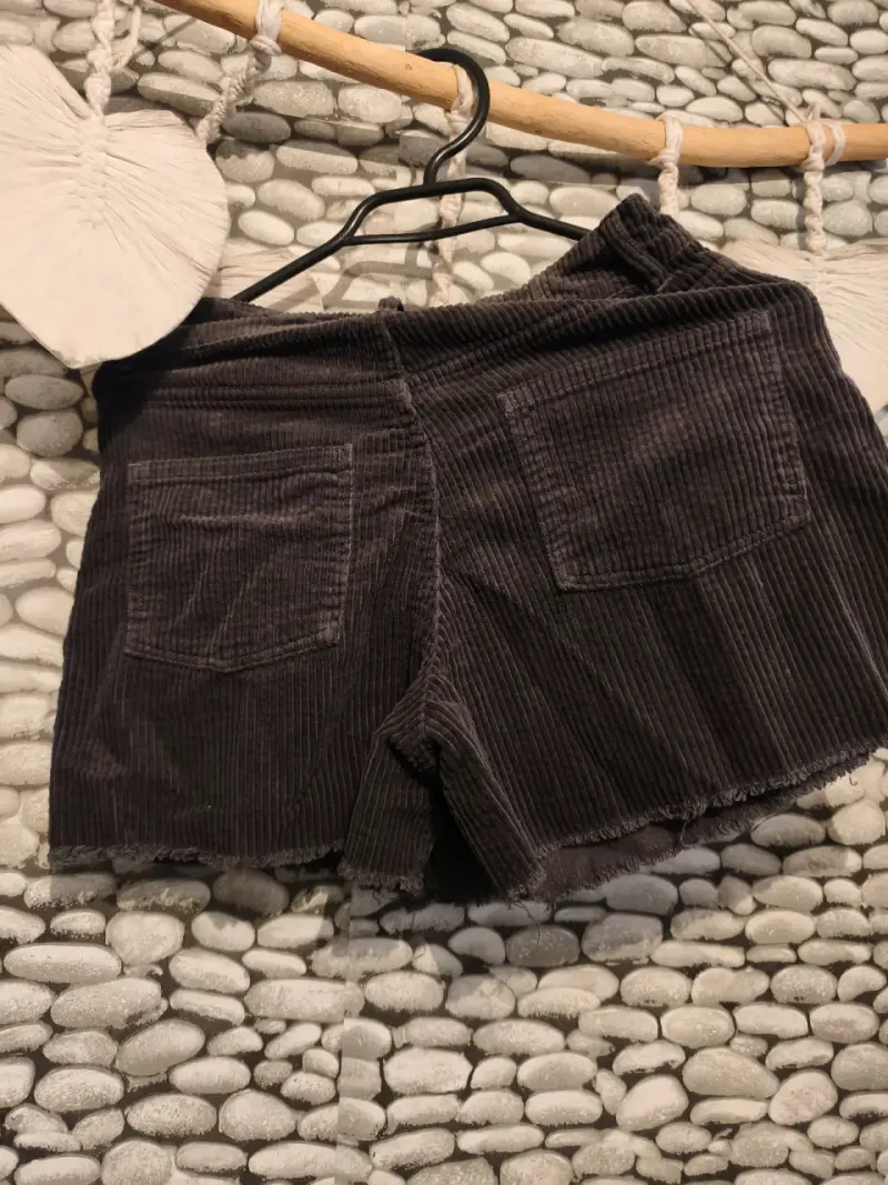 Falda short negra con botones - 2