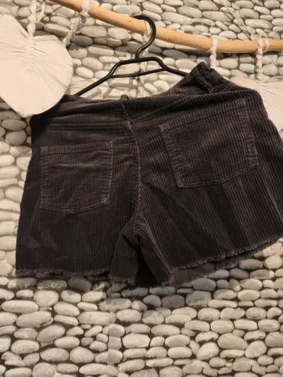 Falda short negra con botones - miniatura 2