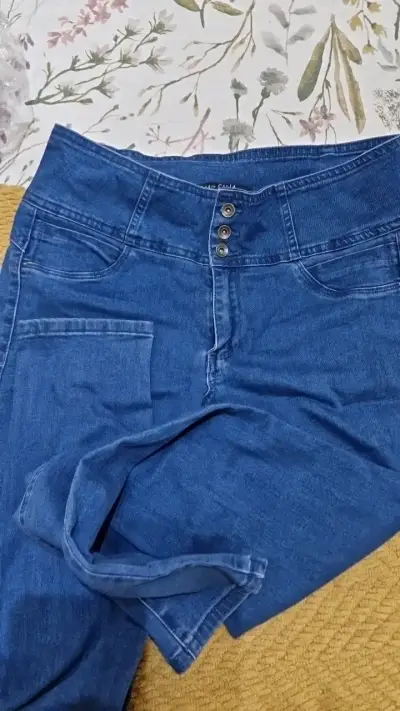 Jeans azul de mujer con botones - miniatura 1